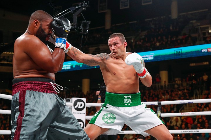 Superťažkú váhu ovládol Ukrajinec Usyk. Jeden boxer skončil v kóme